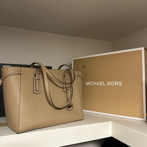 BNWT Michael Kors Voyager Tote - Picture 4 of 5